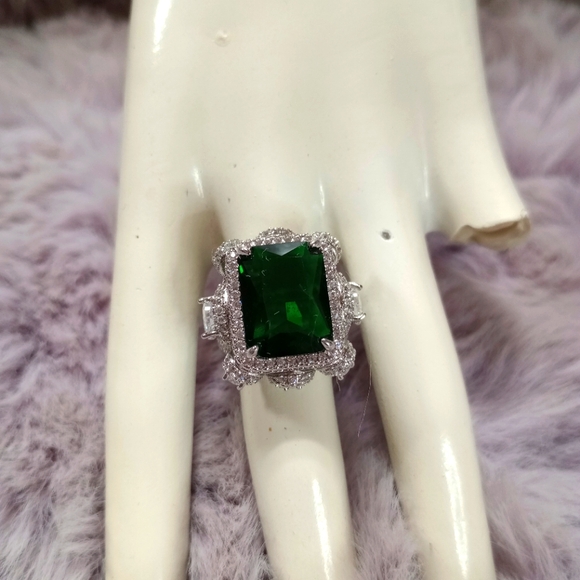Viyurok Jewelry - Viyurok luxury 4.43 ct silver faux emerald clear cubic zirconia ring size 6 NWOT